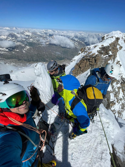 Los montañeros burgaleses en distintos momentos en Los Alpes.