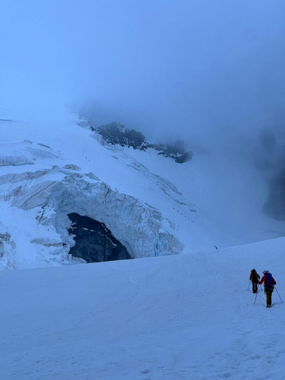 Los montañeros burgaleses en distintos momentos en Los Alpes.