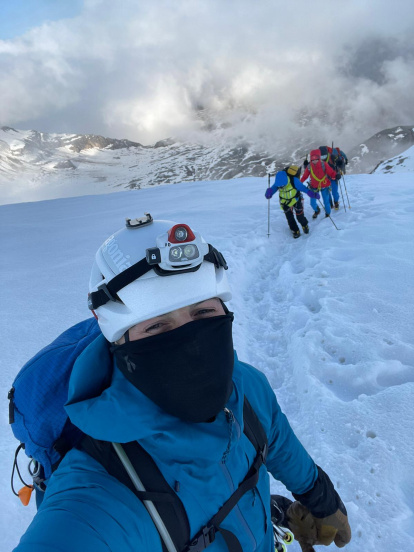 Los montañeros burgaleses en distintos momentos en Los Alpes.