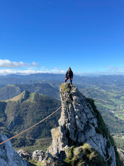 Los montañeros burgaleses en distintos momentos en Los Alpes.
