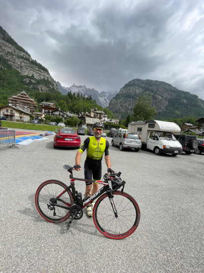 Los montañeros burgaleses en distintos momentos en Los Alpes.
