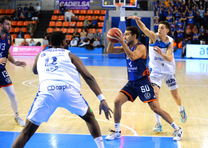 Alonso busca a quien pasarle la pelota rodeado de rivales.