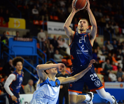 Cremo, a punto de lanzar a canasta.