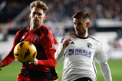 Pablo Ramón y Dani Ojeda pugnan por un balón.