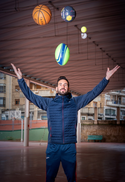 Alex posa en el colegio Vera Cruz, donde da clases de educación física