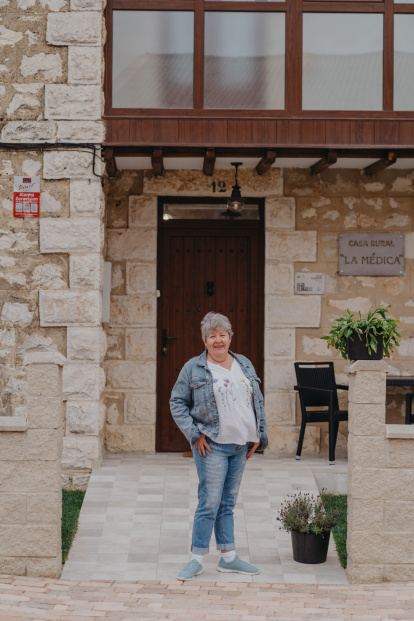 Igotz Echevarría en su negocio, la casa rural La Médica en Sargentes de la Lora.