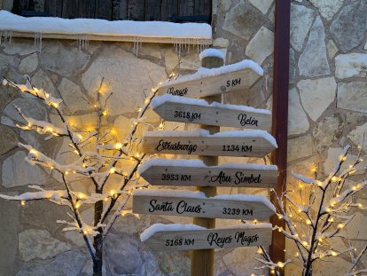 Exterior del Belén de Renuncio, decorado con Árboles de Navidad nevados, como si fuera un pueblo de Laponia.