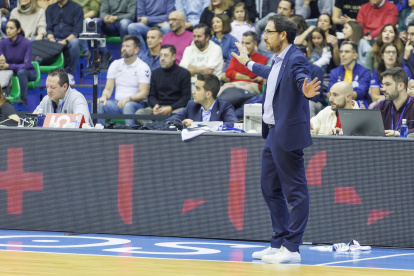 Lolo Encinas, en la banda del Coliseum en el último partido en Burgos.