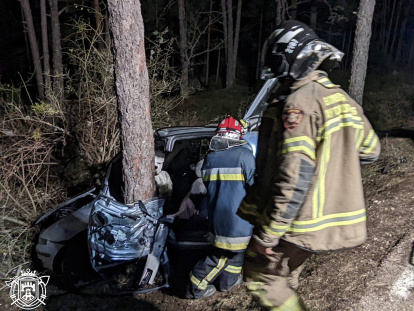 Los bomberos de Burgos en el rescate de un joven atrapado en un vehículo.