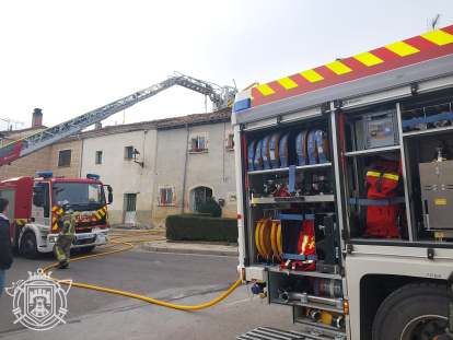 Los bomberos, en plena intervención para sofocar el fuego en Las Quintanillas.