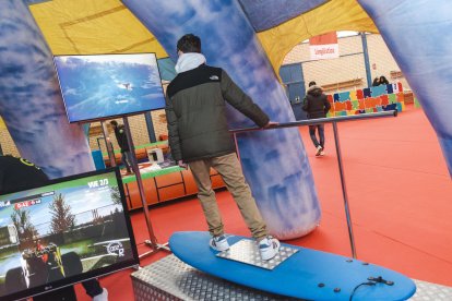 Un chaval muestra su soltura con un simulador de surf.
