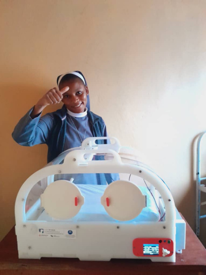 Personal del hospital de Kalemba con una de las dos incubadoras que llegaron en las maletas de Jorge López.