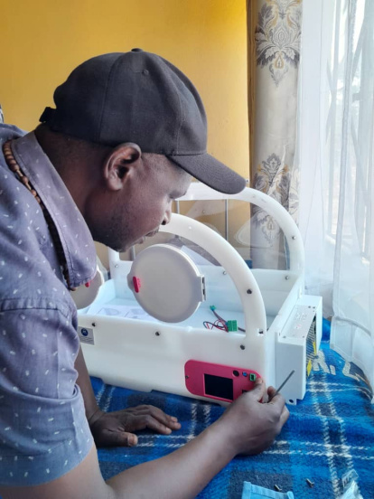 Montaje de una de las cunas en África