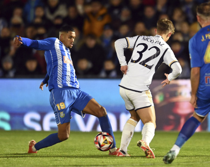El lateral Deiby Ochoa intenta progresar con el balón ante la oposición de un rival, anoche en el estadio Juan Carlos Higuero.