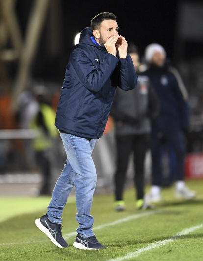 Álex da instrucciones desde la banda a los jugadores del conjunto blanquiazul.