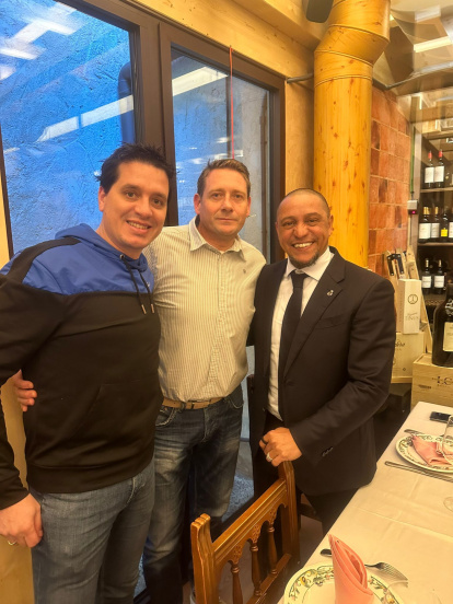 Santiago y Francisco Javier tuvieron la suerte de coincidir con Roberto Carlos mientras disfrutaba de un lechazo en el mesón el Pastor