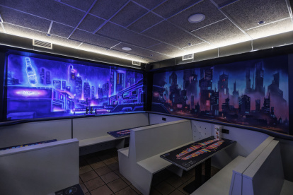 Vista parcial del local que cuenta con mesas tematizadas.