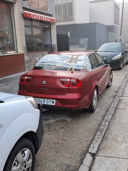 Muchos coches sufrieron daños con la explosión