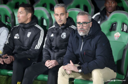 Bolo, con gesto preocupado en el banquillo del estadio ilicitano.