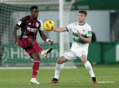 Appin intenta controlar un balón ante la presencia de un jugador del Elche.