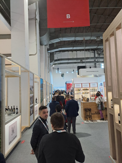 Imagen de la cola que las bodegas tienen que hacer para coger hielo