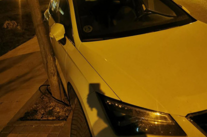 Estado en el que quedó el coche del procurador socialista en las inmediaciones de la casa de su novia.