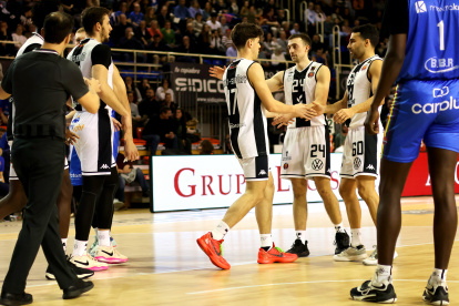 Cremo y Ayoce felicitan a Saint-Supéry, durante el partido de Fuenlabrada.