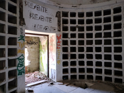 La Pirámide de los Italianos está en mal estado de consevación y ha sido vandalizada.