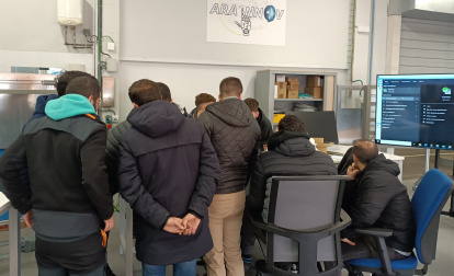 Los alumnos observan el manejo de la tecnología en la que se ha centrado este proyecto.