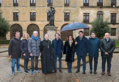 El presidente de la Junta, Alfonso Fernández Mañueco, acompaña al expresidente del Gobierno José María Aznar, en el Monasterio de Silos, con motivo de su visita por Castilla y León