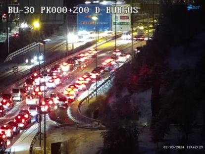 Atasco por la nieve en la subida a la BU-30