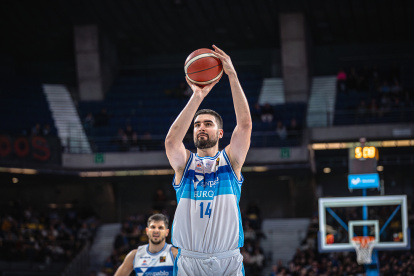 El nuevo fichaje, Dusan Ristic, lanza un tiro libre.