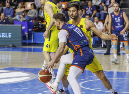 Parrado, decisivo en los momentos finales, trata de superar a un contrario.