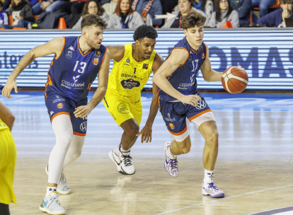 Saint-Supèry, que acabó expulsado con 5 faltas, conduce el balón escoltado por Vilá.