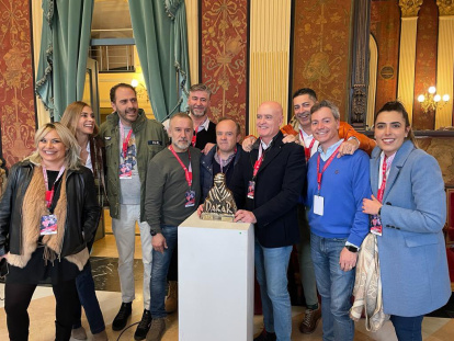 Gutiérrez con concejales de los tres partidos representados en el Ayuntamiento de Burgos.