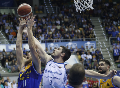 Imagen del partido entre el San Pablo Burgos y Gipuzkoa.