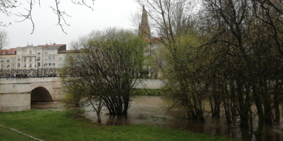 El río Arlanzón fuera de su cauce a la altura del puente de Santa María en Burgos.