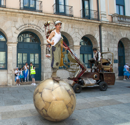 Tiritirantes con su espectáculo 'Ulterior el Viaje' junto al Teatro Principal.