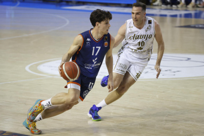 Mario Saint-Supéry conduce el balón.