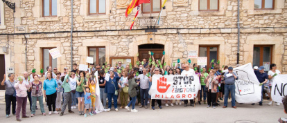 Los vecinos de Milagros forman una cadena humana contra la planta de biogás.