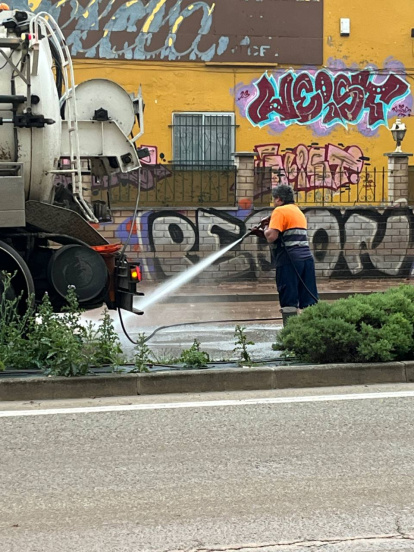 Efectivos del ayuntamiento limpian el lodo acumulado en Francisco Salinas