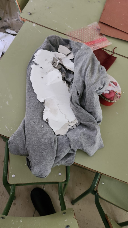 La escayola del techo ha caído sobre las mesas de los niños
