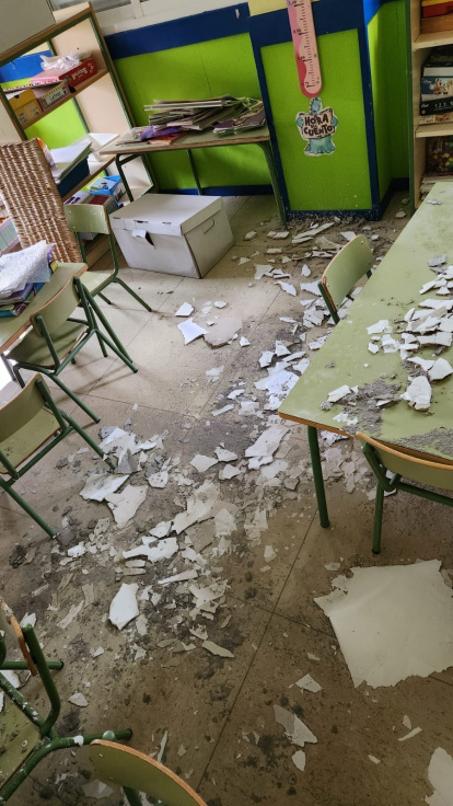 La escayola del techo se ha desprendido sobre las aulas