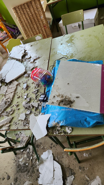 Los cascotes siguen cayendo sobre las mesas de infantil