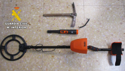 Piqueta y detectores de metales utilizados por los detenidos