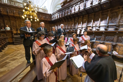 La Coral Santa María la Mayor de la Catedral de Burgos participó en la eucaristía.