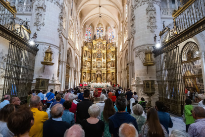 La misa se celebró en el altar mayor de la Catedral con la asistencia de numeroso público.