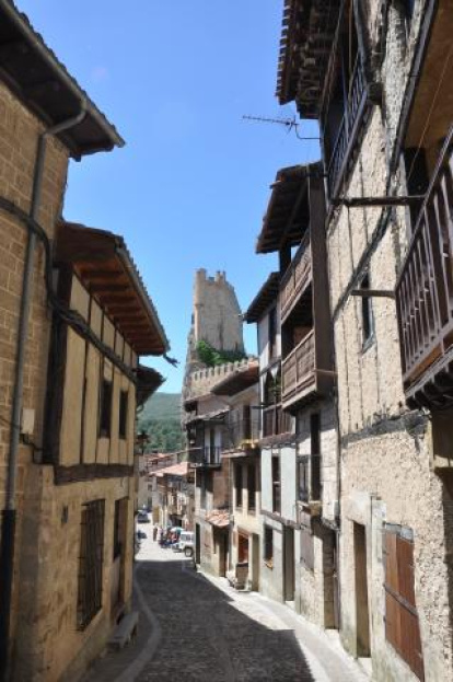 Calle empedrada de la ciudad de Frías.