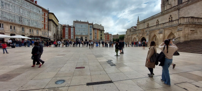 Cola de turistas para entrar gratis a la Catedral de Burgos un martes por la tarde.