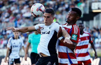 Edu Espiau trata de controlar un balón alto.